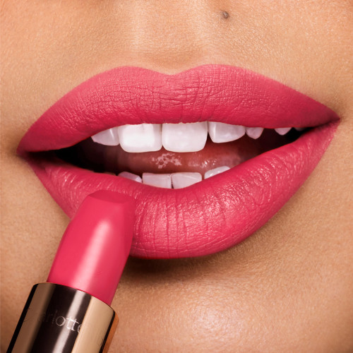 What lip colour should I wear? 5 Tips to choosing lip colour to match your skin colour.